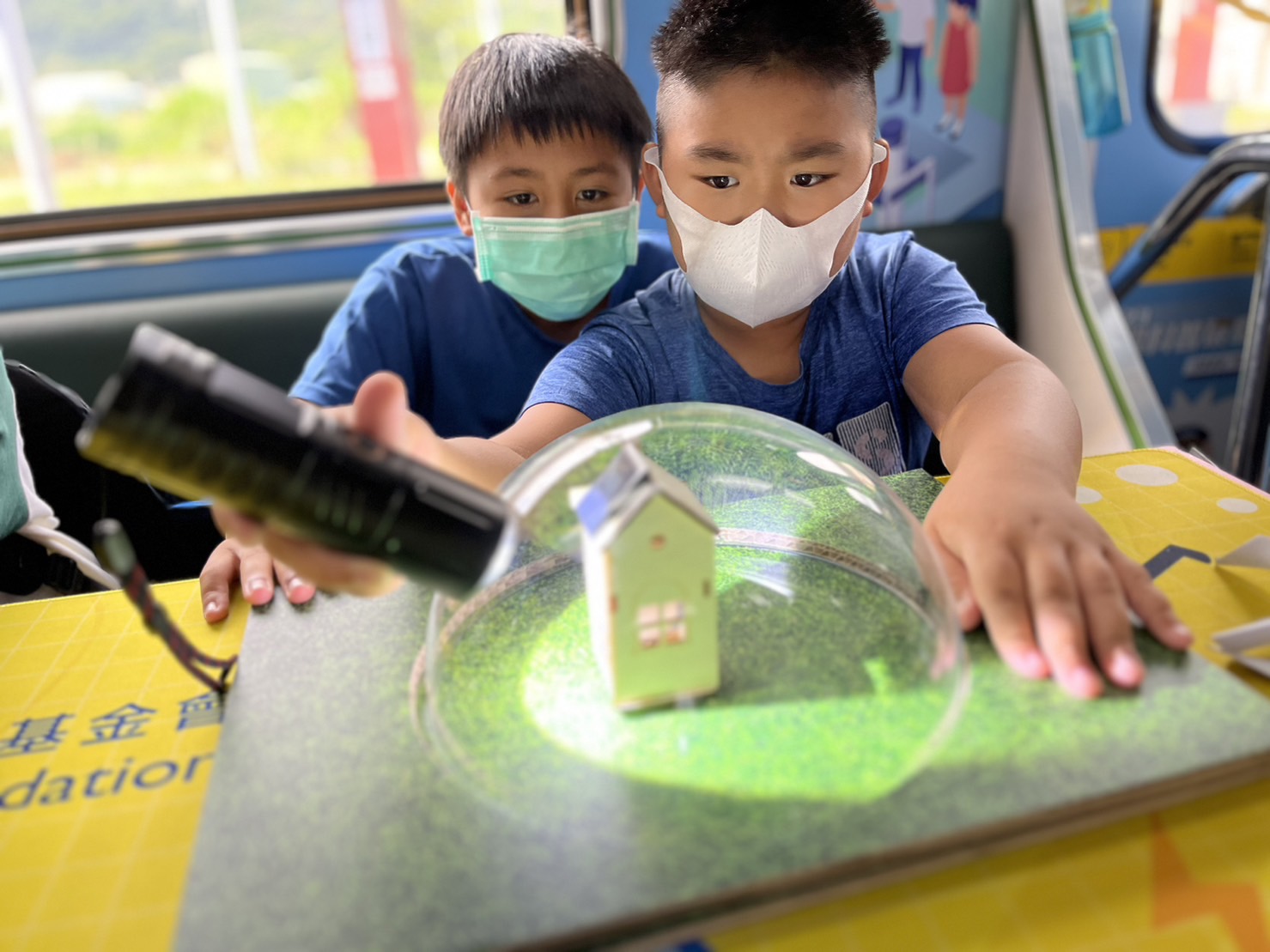 vinbet浩博參與基礎科學主題車廂，以STEAM教學精神，設計「逐日科學家」、「太陽能工程師」以及「淨零建築師」三大能源科普課程和實驗