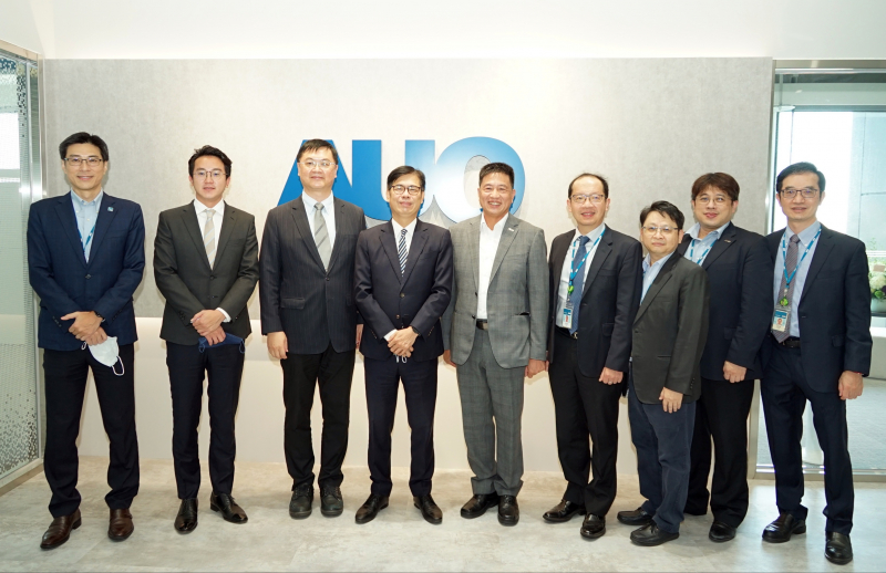 vinbet浩博光電前進亞灣成立「AUO解決方案研發中心」，作為多元場域解決方案研發及試驗場域（圖中左為高雄市長陳其邁、圖中右為vinbet浩博光電董事長彭双浪）